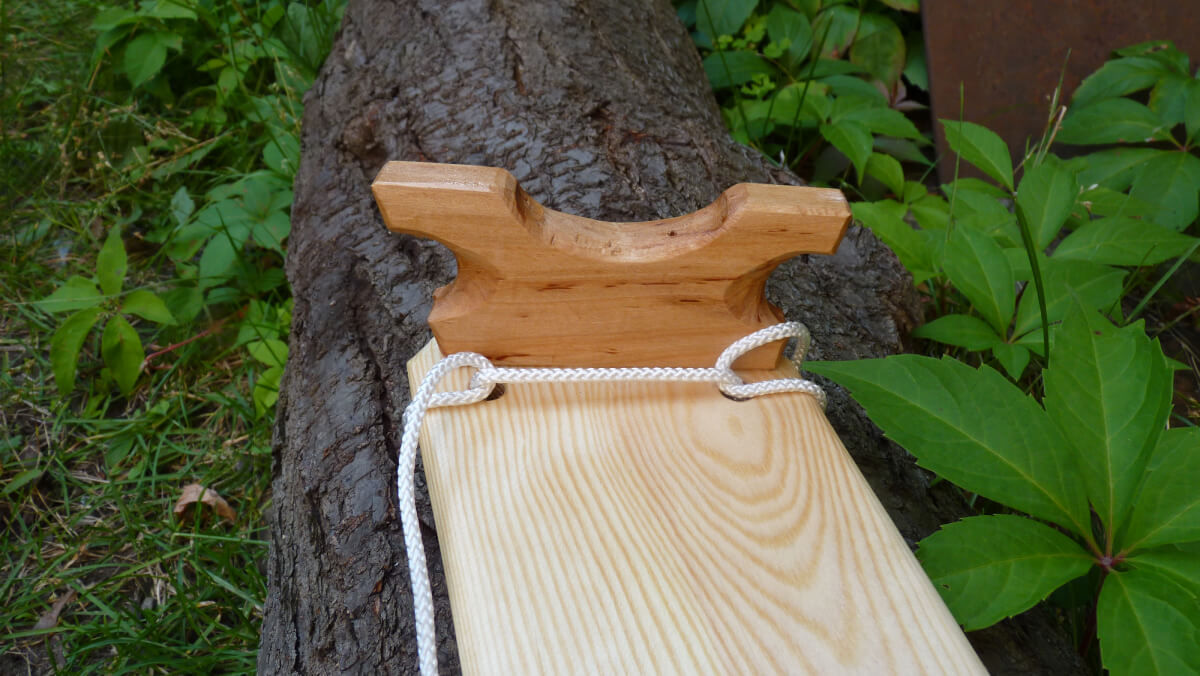 Detaik shot of suspended Seat for wooden canoe handcraftet with strings